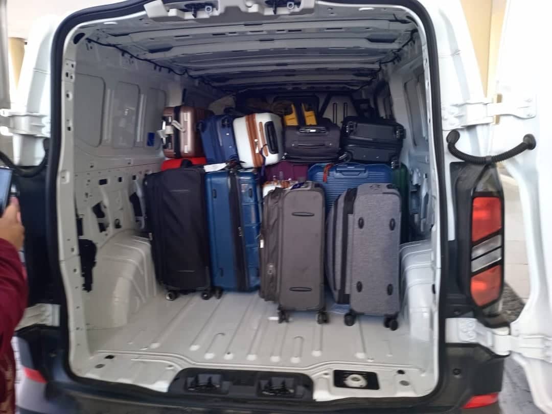 Equipaje de un grupo estibado dentro de la caja de una unidad cerrada