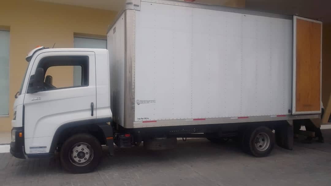 Camión de tres toneladas con caja seca visto de perfil