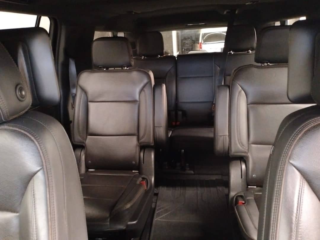 Interior de Suburban con asientos capitán en piel y segunda fila independiente
