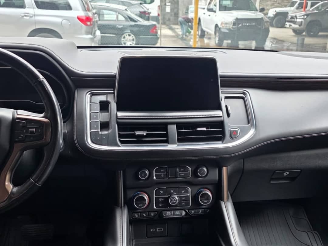 Tablero y consola central de una Suburban vistos desde el asiento del operador