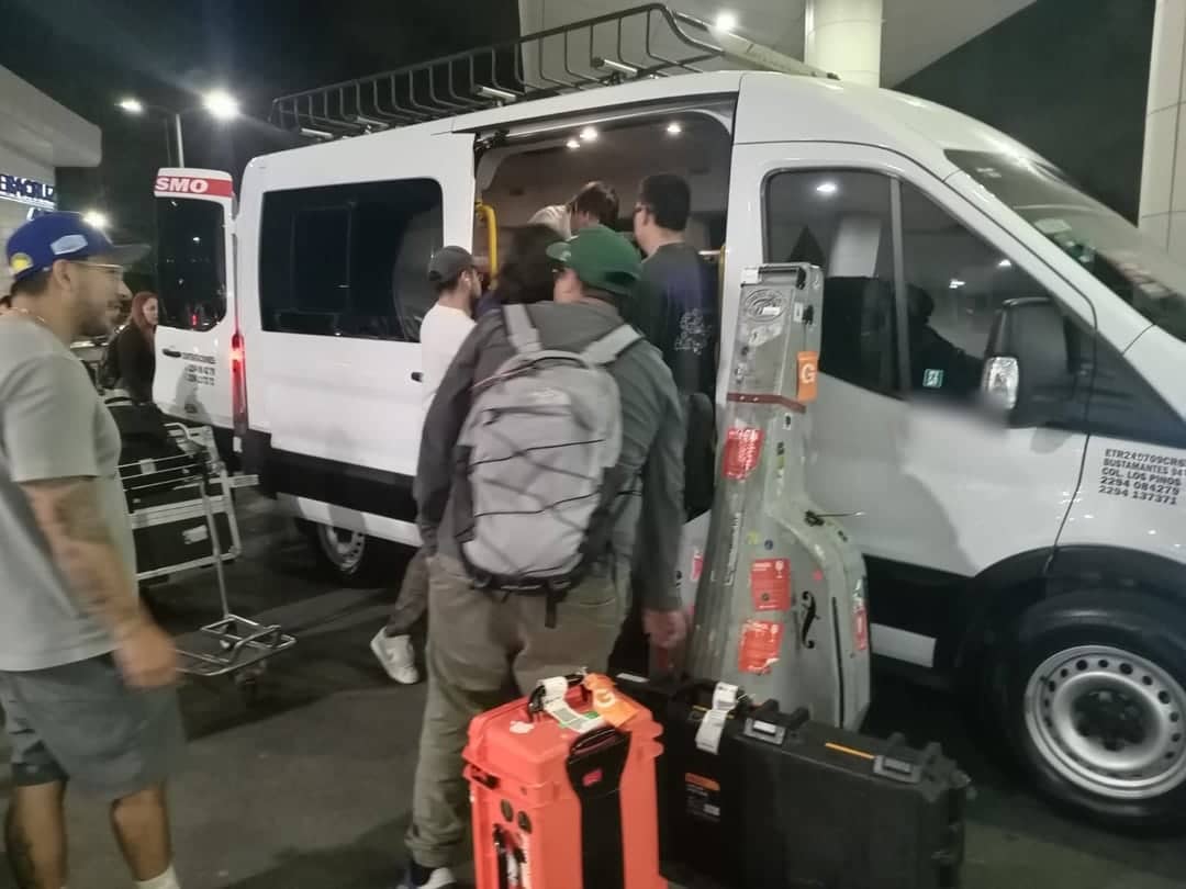 Carga de cases de producción y equipaje de mano en una unidad de la operación
