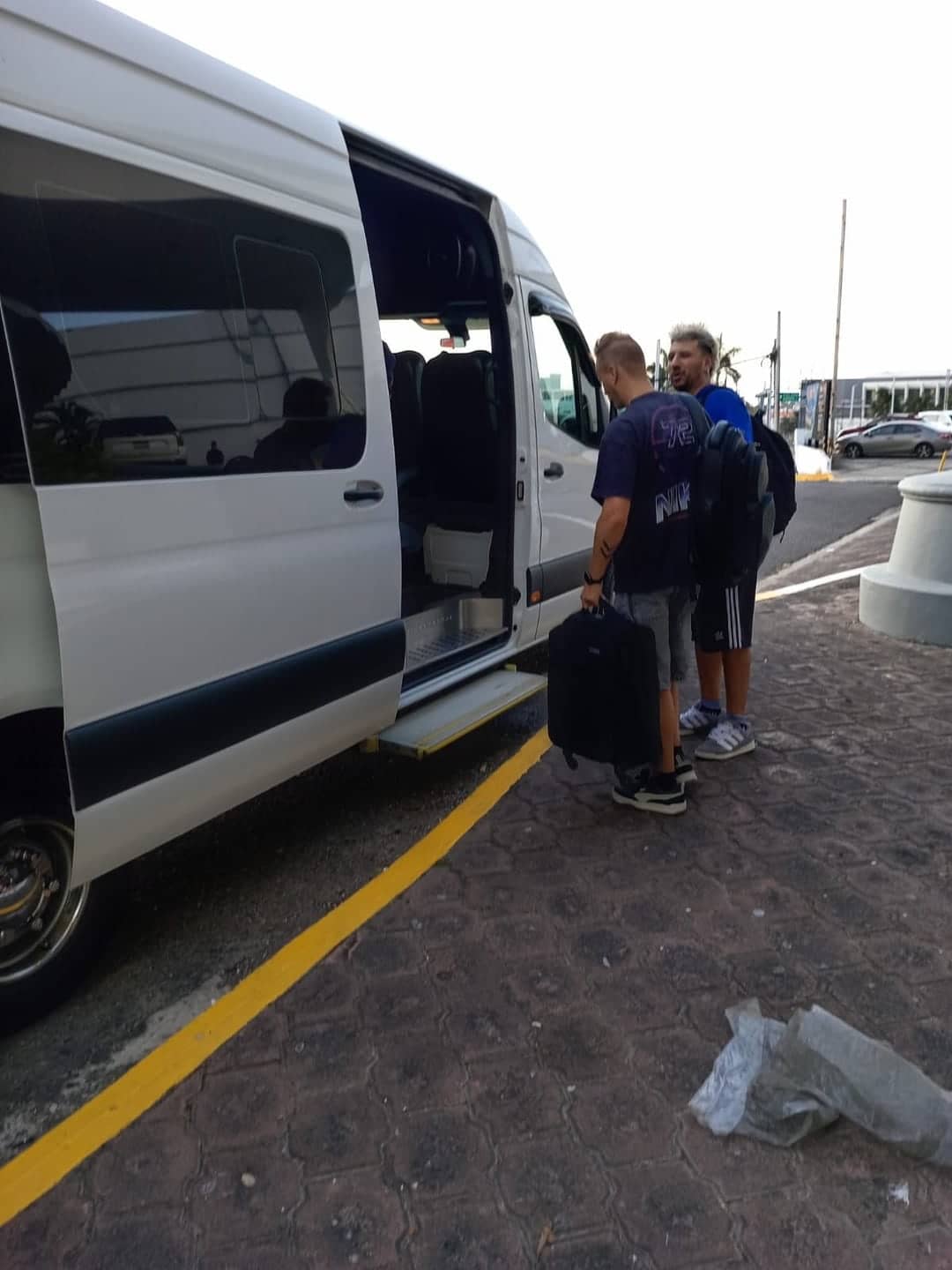 Pasajeros abordando una Sprinter con su equipaje en la zona de ascenso