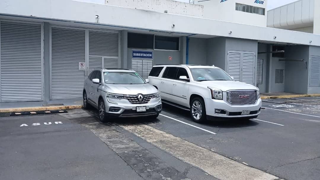 Unidad en el estacionamiento de la terminal antes de un recibimiento