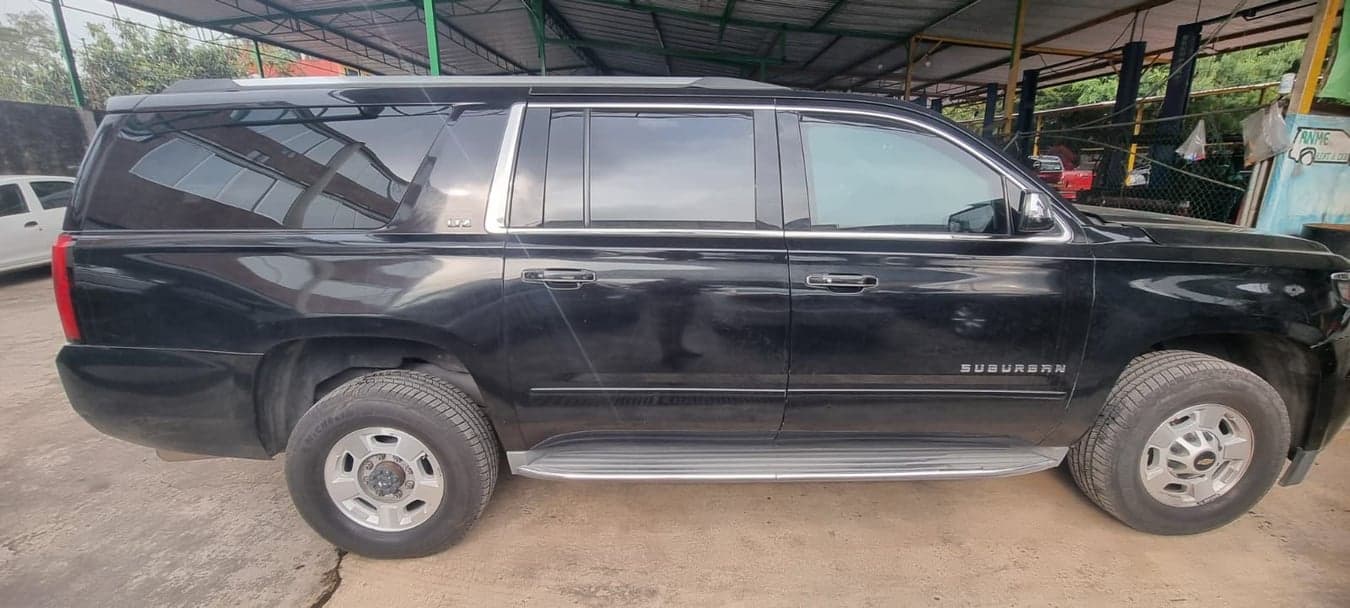 Chevrolet Suburban blindada negra vista de perfil